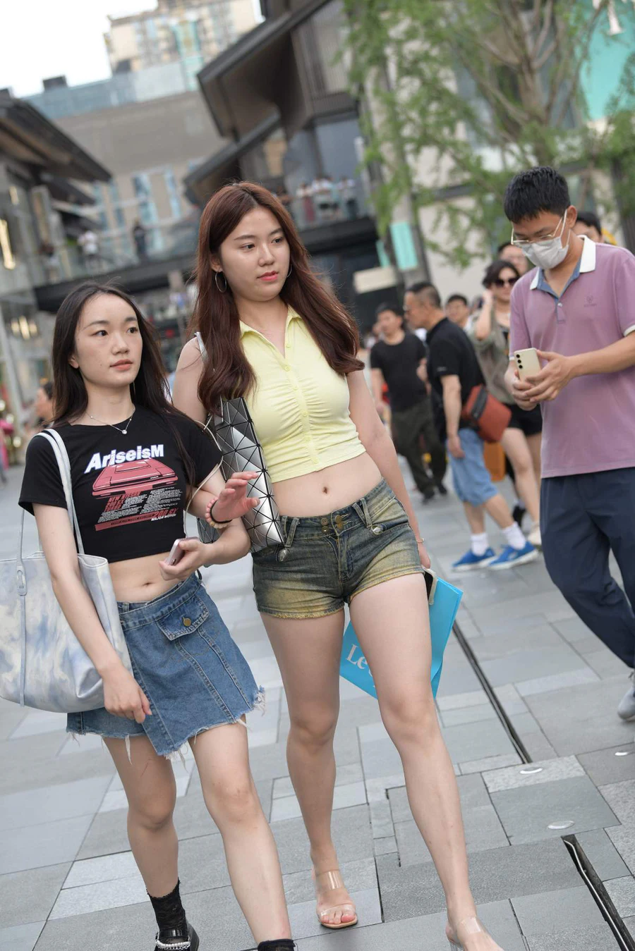 精选街拍作品 NO.4598 温婉牛仔短裤 街拍-第1张