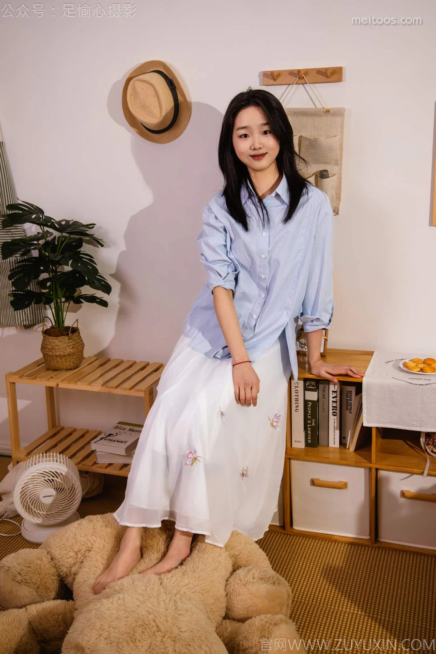 足愉心 NO.023 奶芙（搭配：蓝色衬衫、白色长裙、帆布鞋、白色棉袜、裸足） 足愉心-第1张