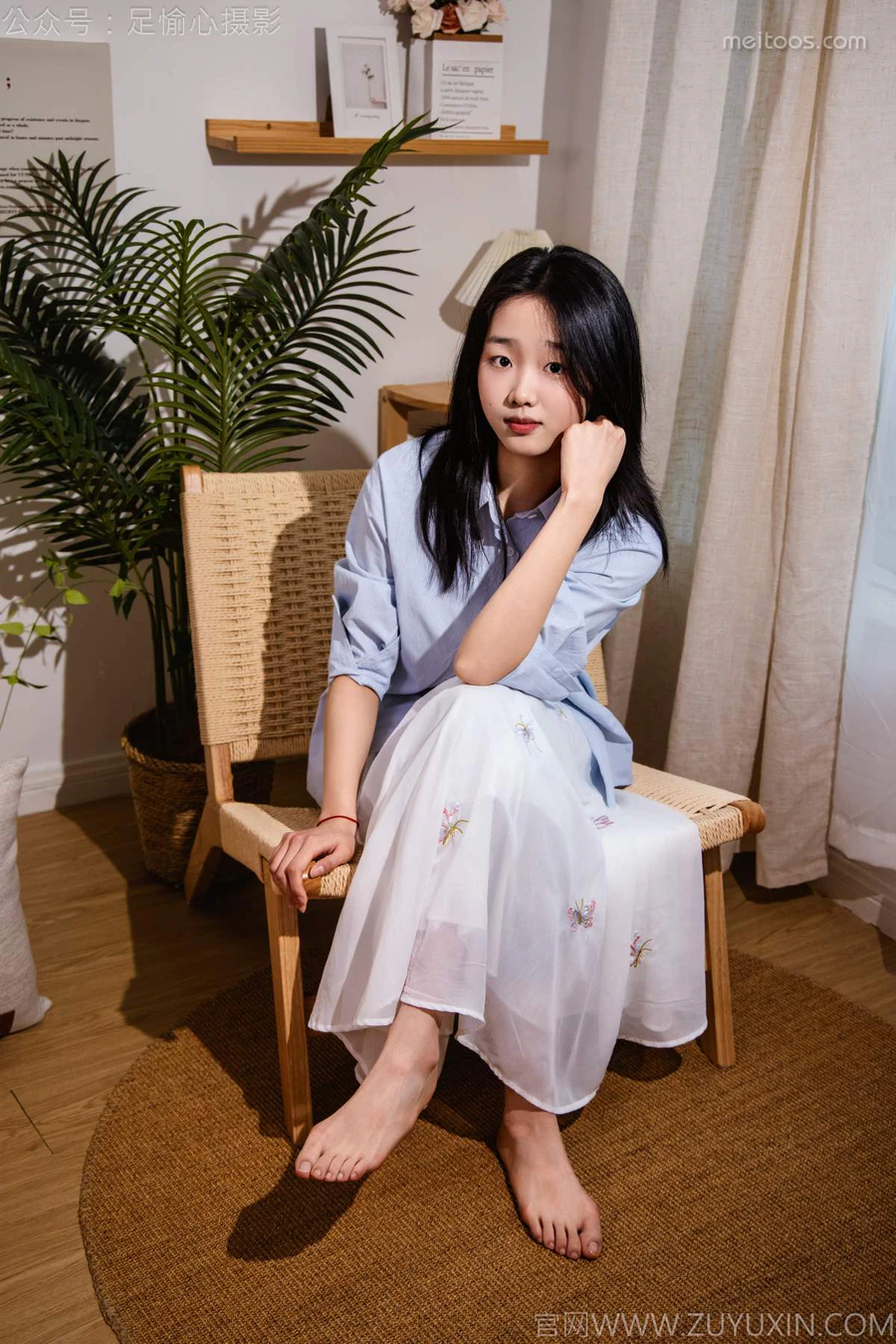 足愉心 NO.023 奶芙（搭配：蓝色衬衫、白色长裙、帆布鞋、白色棉袜、裸足） 足愉心-第2张