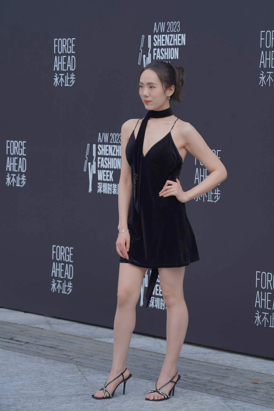 精选街拍作品 NO.4614 迷人黑色吊带 街拍-第1张