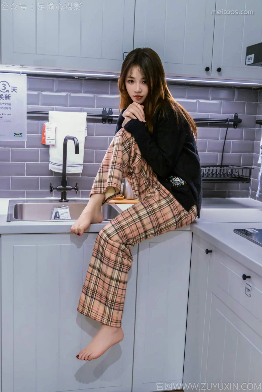 足愉心 NO.032 软软（搭配：黑色外套、黄色格子长裤、毛绒拖鞋、粉色棉袜、裸足） 足愉心-第1张