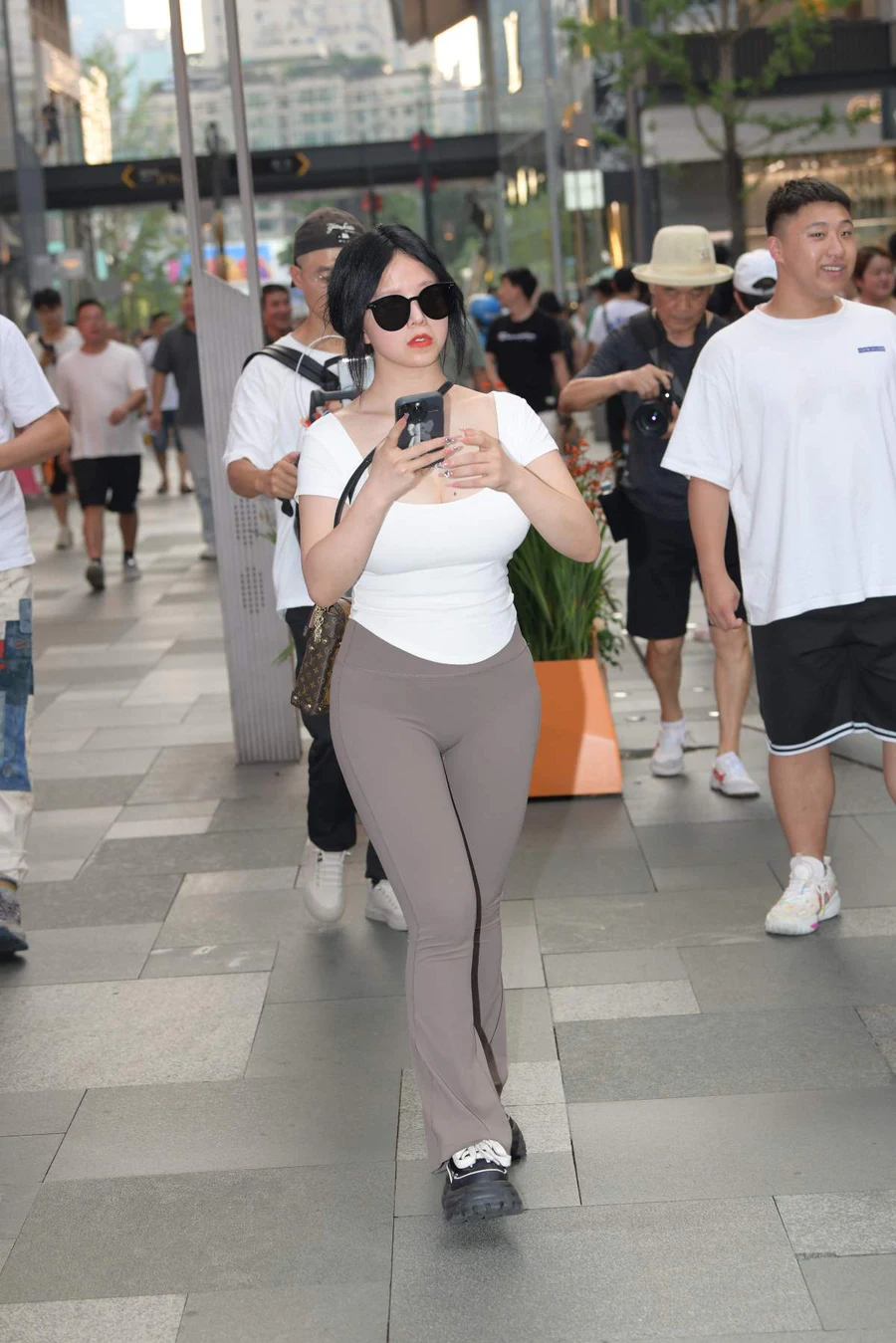 精选街拍作品 NO.4630 丰满灰色瑜伽裤 街拍-第1张