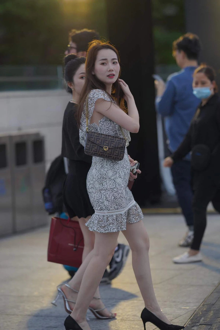 精选街拍作品 NO.4627 白色绣花连衣裙 街拍-第1张