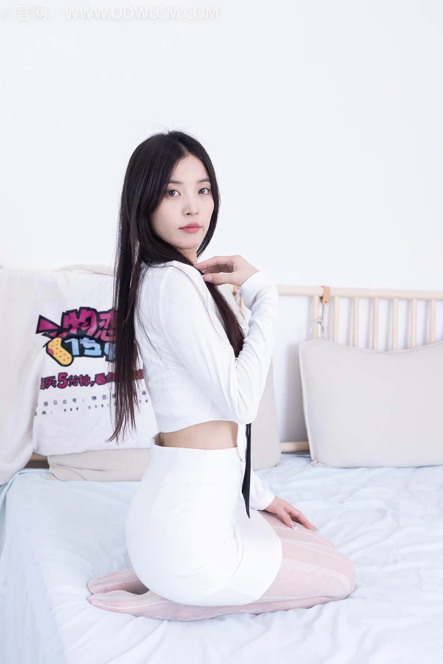 物恋传媒 NO.2431 茯苓-两双高跟鞋、两双丝 WLCM物恋传媒-第1张