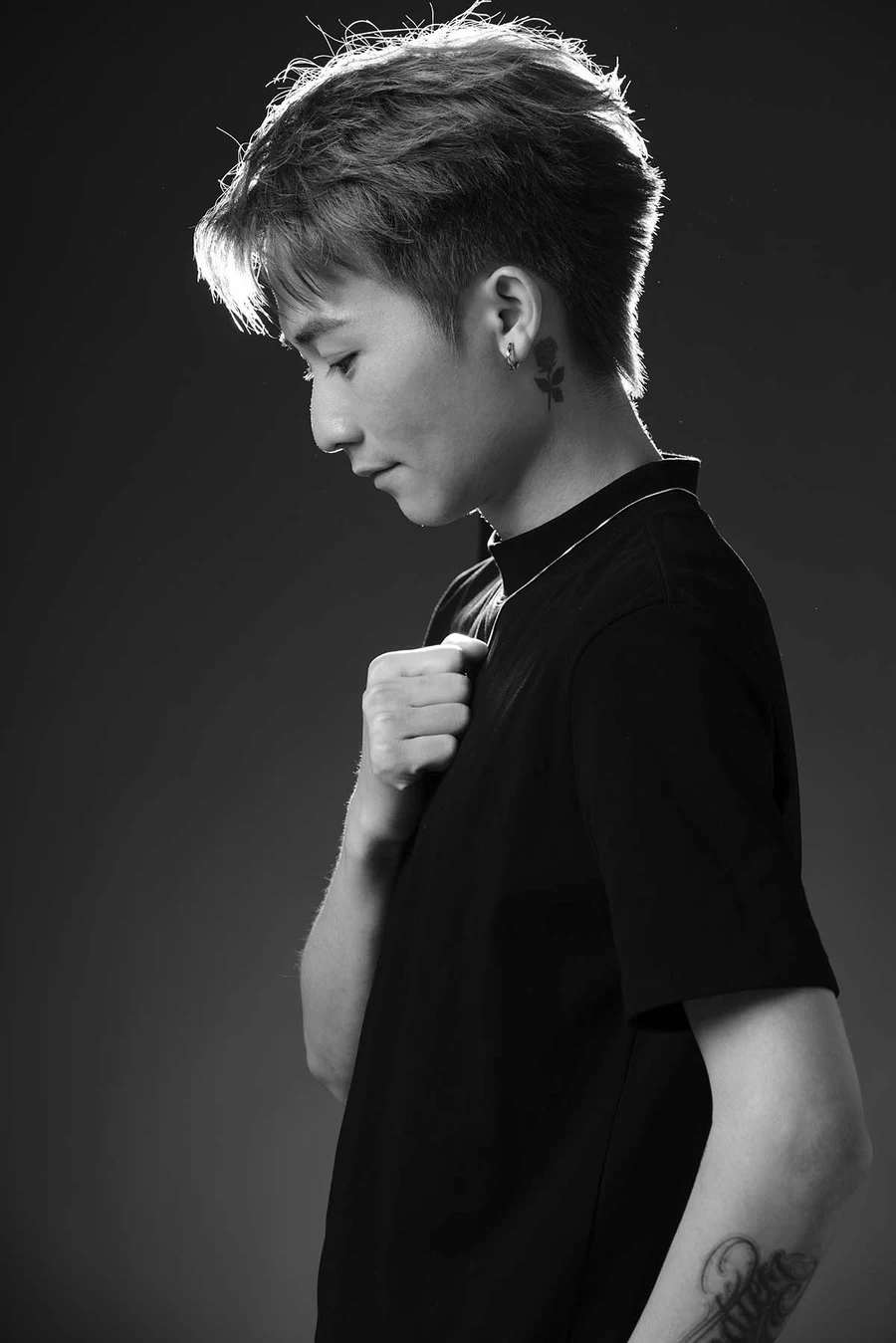 [YITUYU艺图语]2025.06.16 光影勾勒：男士深邃神态黑白影像 无名 YITUYU艺图语-第1张