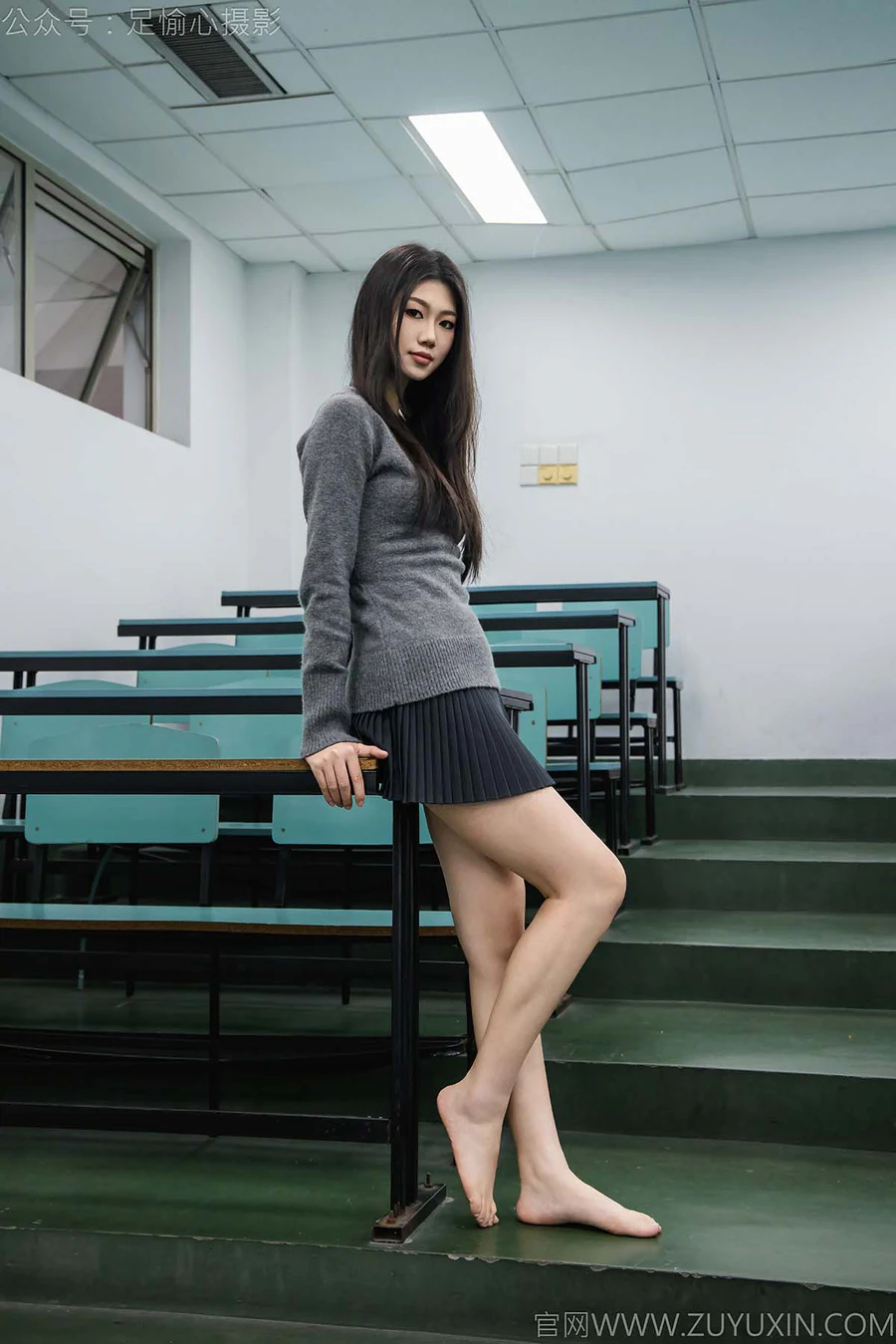 足愉心 NO.042 萱萱（搭配：灰色毛衫、黑色短裙、松糕鞋、白色棉袜、裸足） 足愉心-第2张