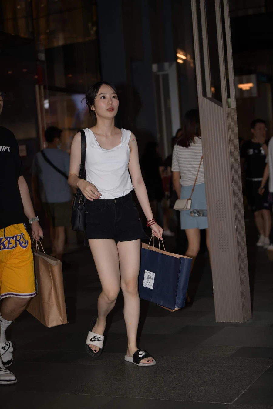 精选街拍作品 NO.4649 简约黑白搭配 街拍-第1张