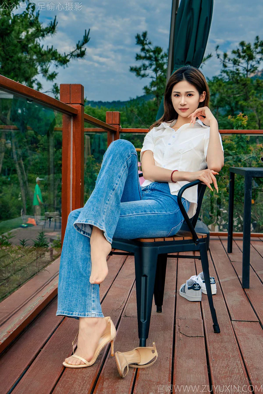 足愉心 NO.048 沐晴（搭配：白衬衣、牛仔长裤、肉色丝袜、浅色高跟鞋） 足愉心-第2张