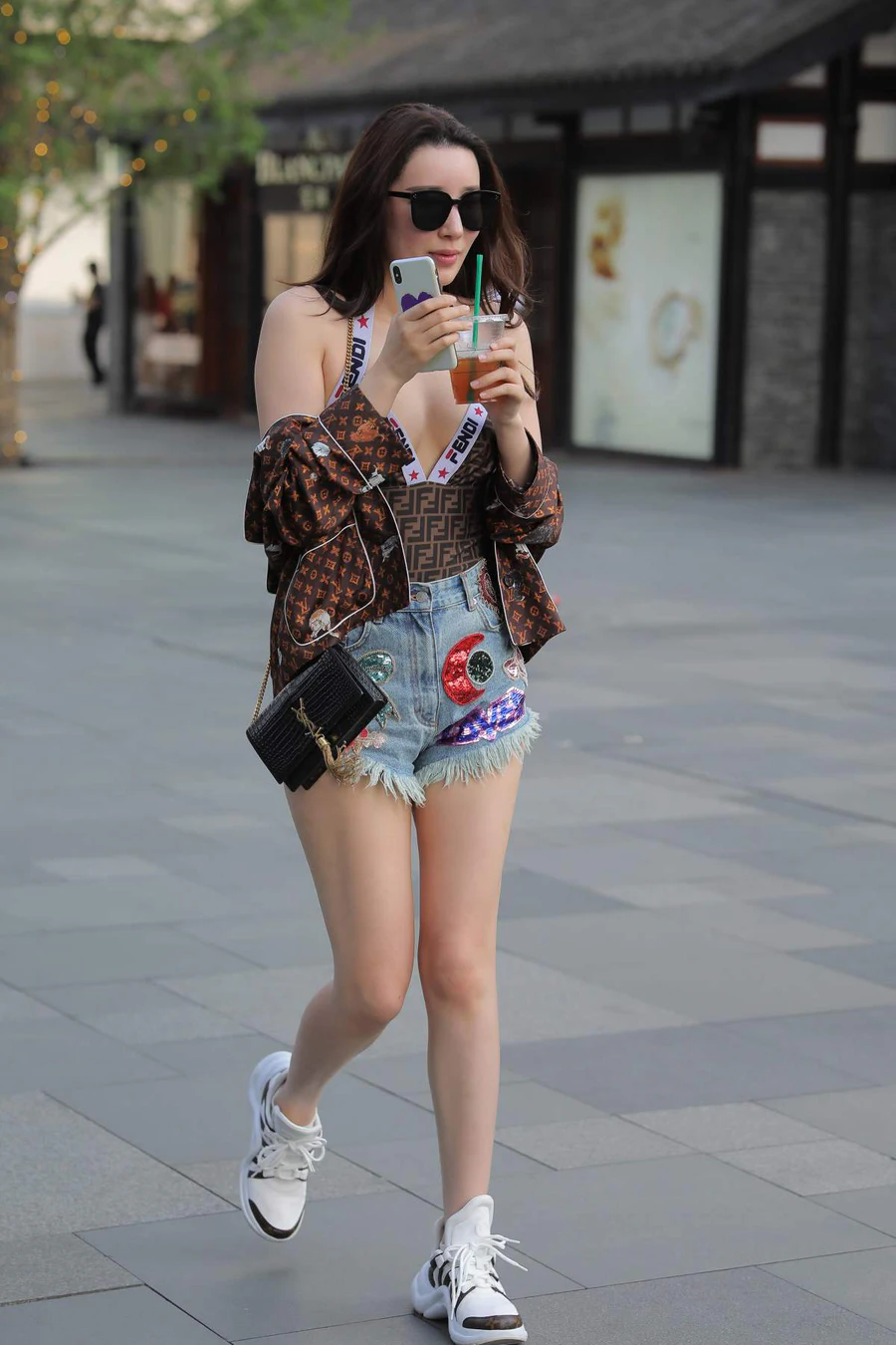 精选街拍作品 NO.4653 活力青春牛仔短裤 街拍-第1张