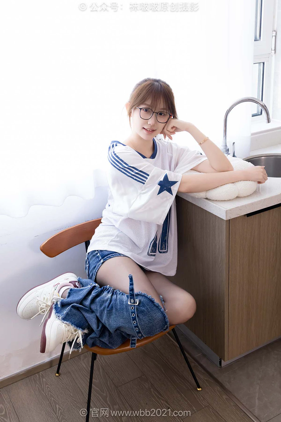 [BoBoSocks袜啵啵]NO.590 香菜-板鞋、短白棉袜、油亮薄黑丝、分体牛仔裤 BoBoSocks袜啵啵-第1张