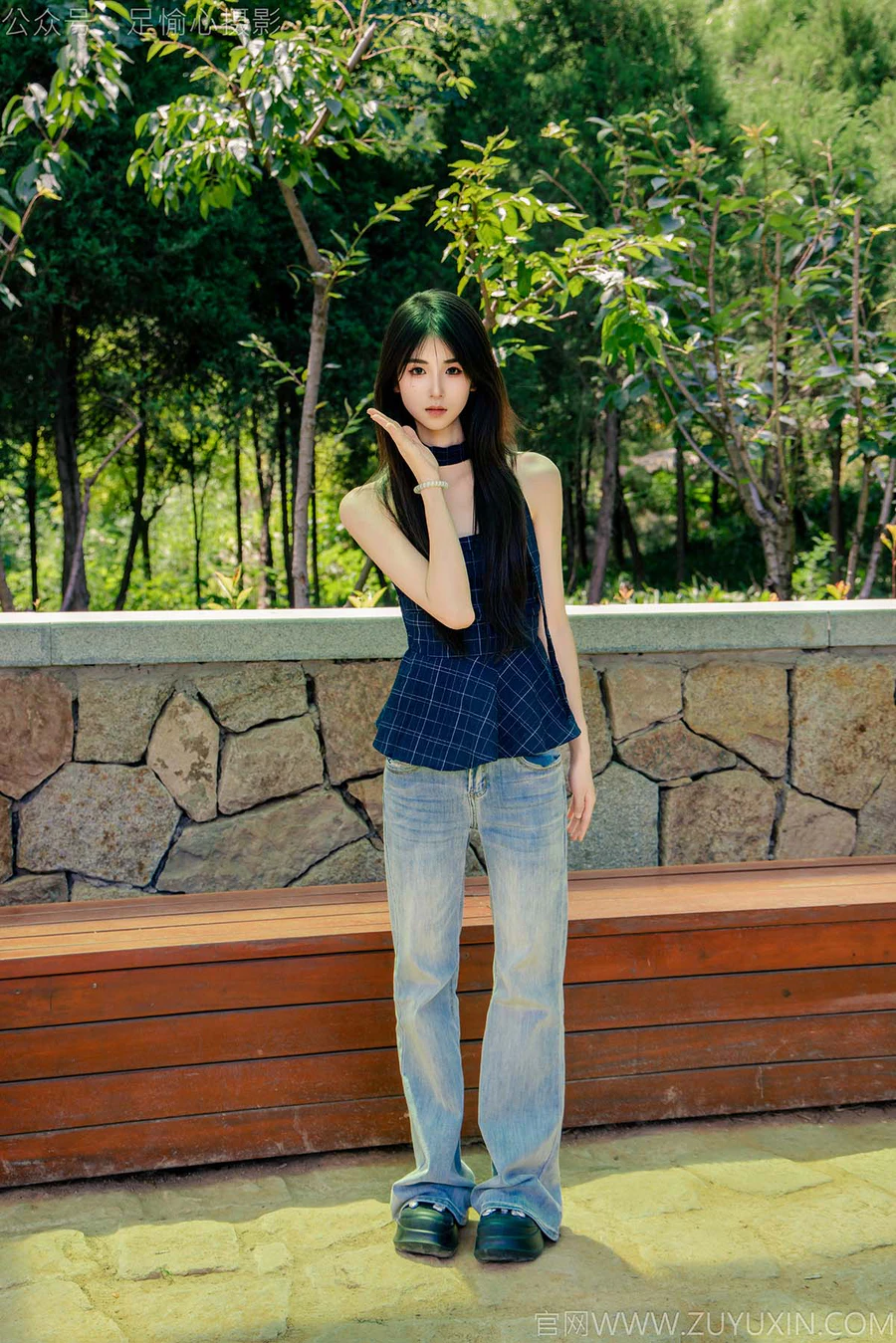 足愉心 NO.049 小瑶（搭配：蓝色格子吊带、牛仔长裤、白棉袜、洞洞鞋、裸足） 足愉心-第1张