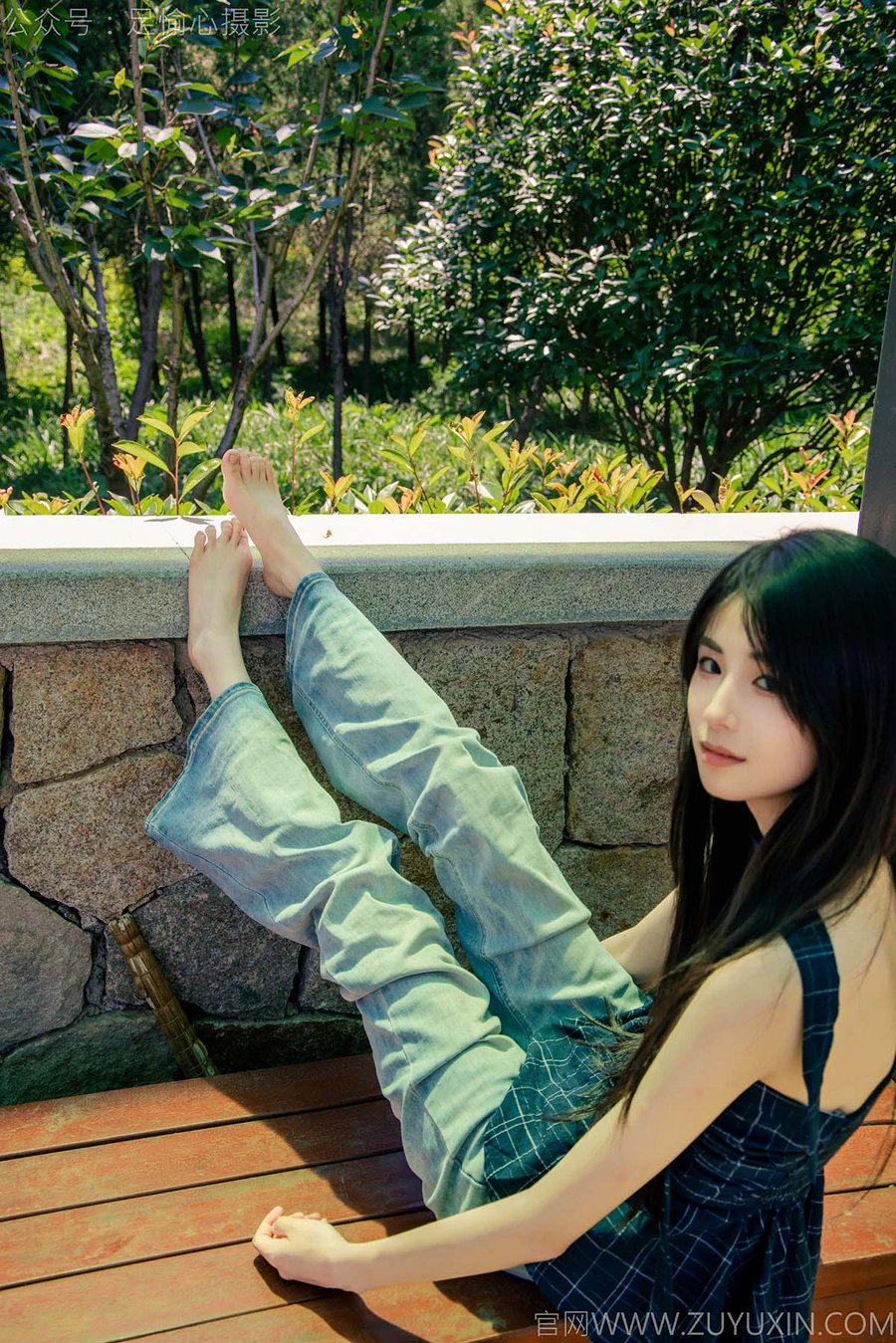 足愉心 NO.049 小瑶（搭配：蓝色格子吊带、牛仔长裤、白棉袜、洞洞鞋、裸足） 足愉心-第2张