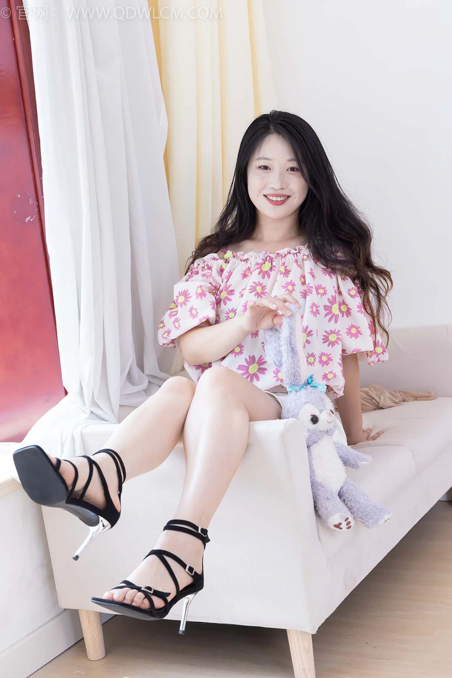 物恋传媒 NO.2437 小紫-两双高跟凉鞋、薄肉丝、裸足 WLCM物恋传媒-第2张