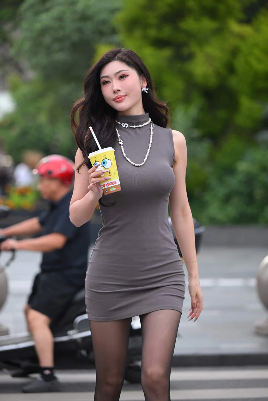 精选街拍作品 NO.4669 黑丝灰色修身裙 街拍-第1张