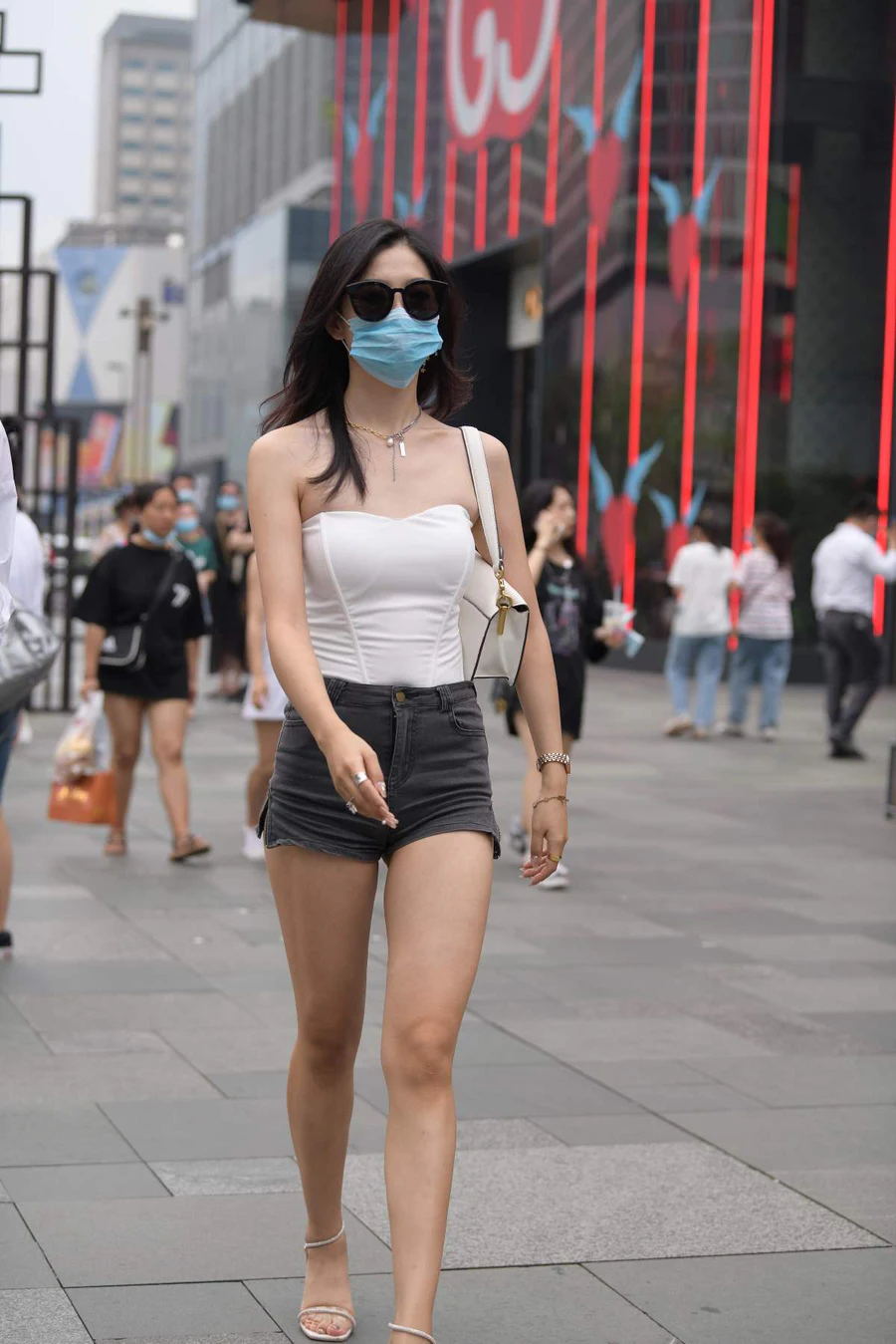 精选街拍作品 NO.4696 高腰牛仔短裤 街拍-第1张