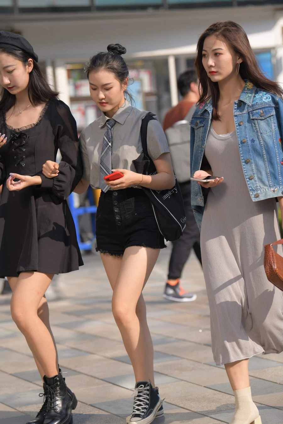 精选街拍作品 NO.4694 青春靓丽牛仔短裤 街拍-第1张