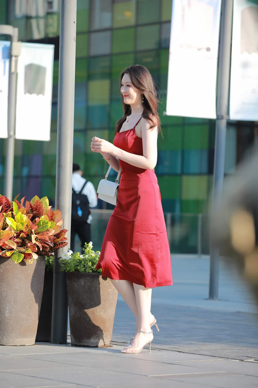 精选街拍作品 NO.4692 亮眼丝质红裙 街拍-第1张