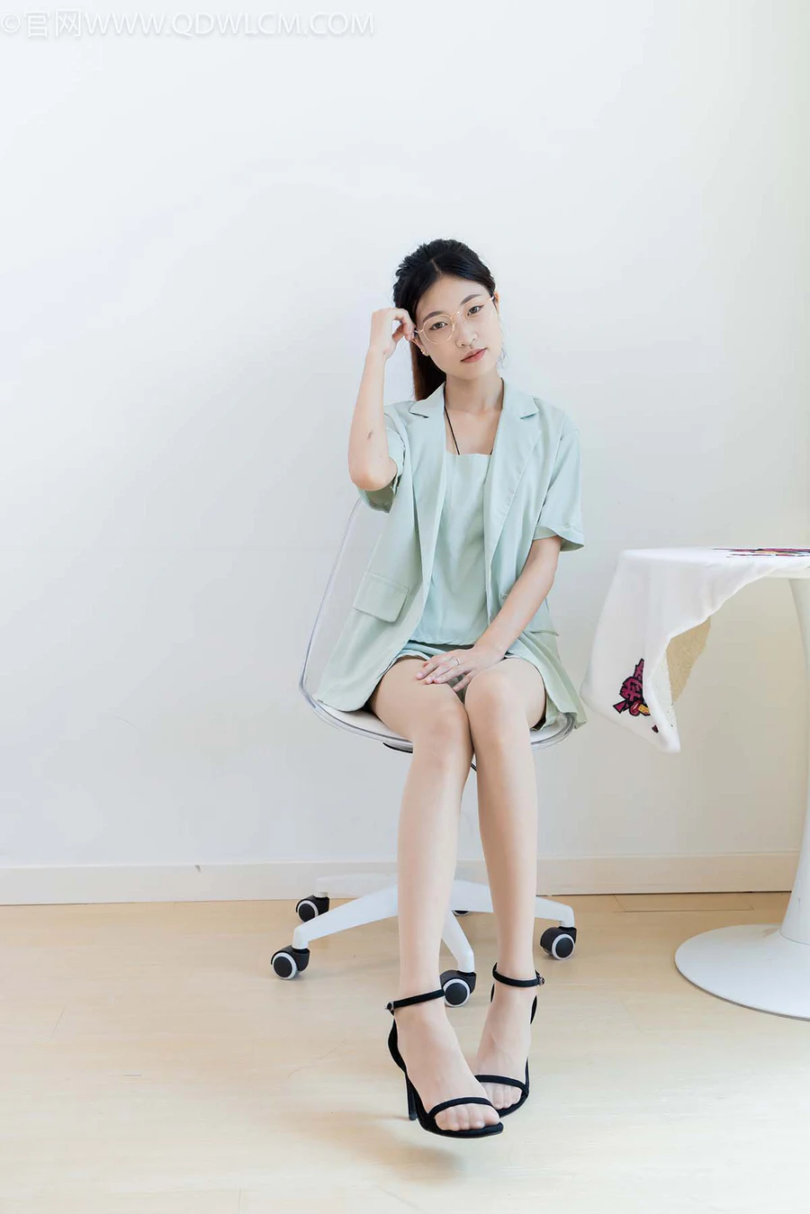 物恋传媒 NO.2444 小夏-三双高跟鞋、薄肉丝、裸足 WLCM物恋传媒-第1张