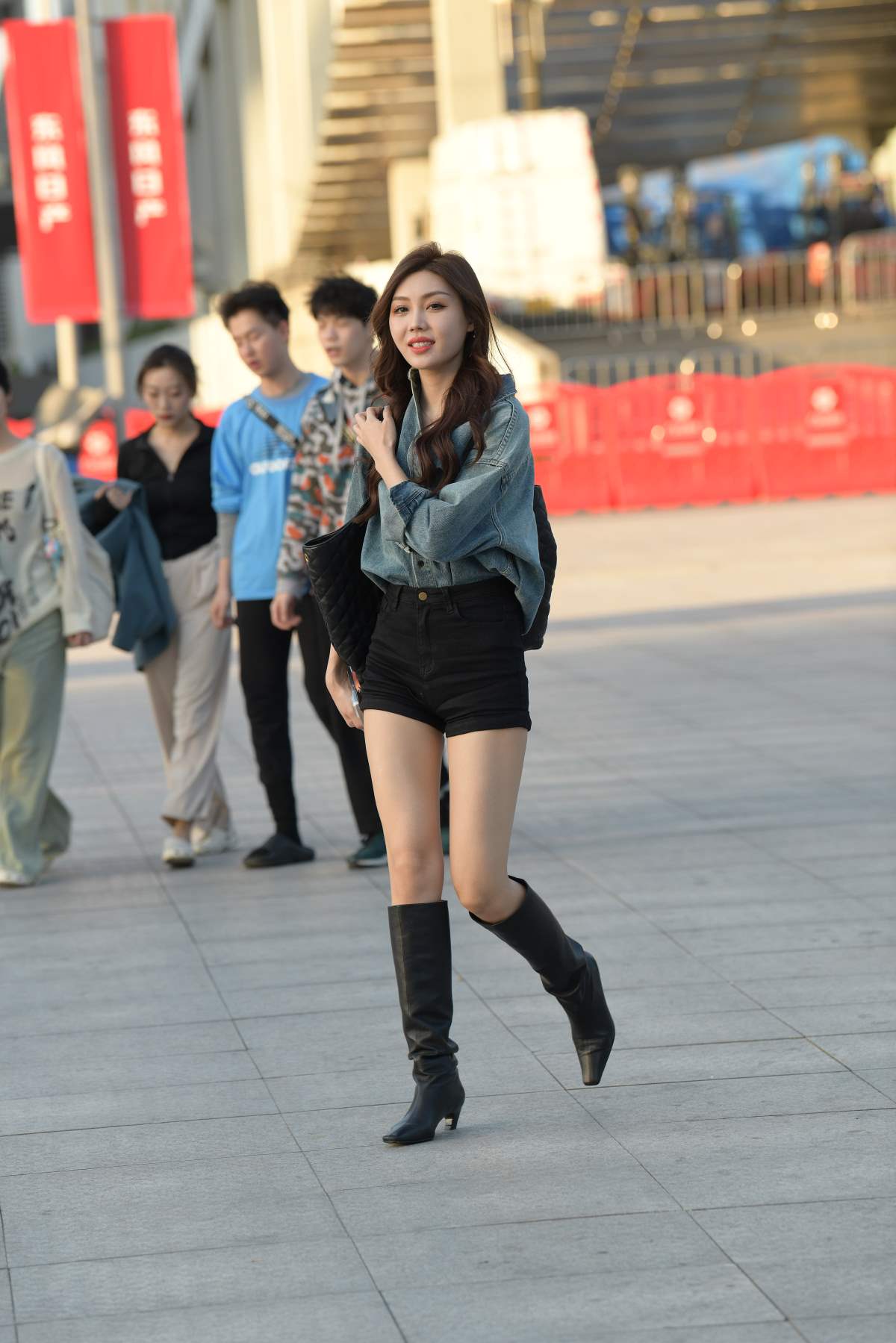 精选街拍作品 NO.4714 长靴短裤牛仔装 街拍-第1张