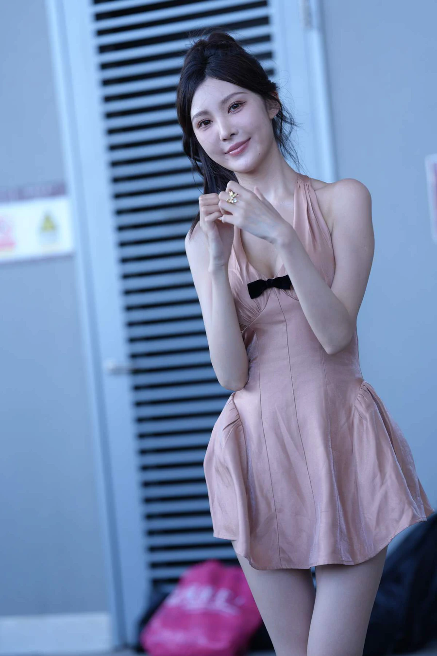 精选街拍作品 NO.4719 粉色吊带裙 街拍-第1张