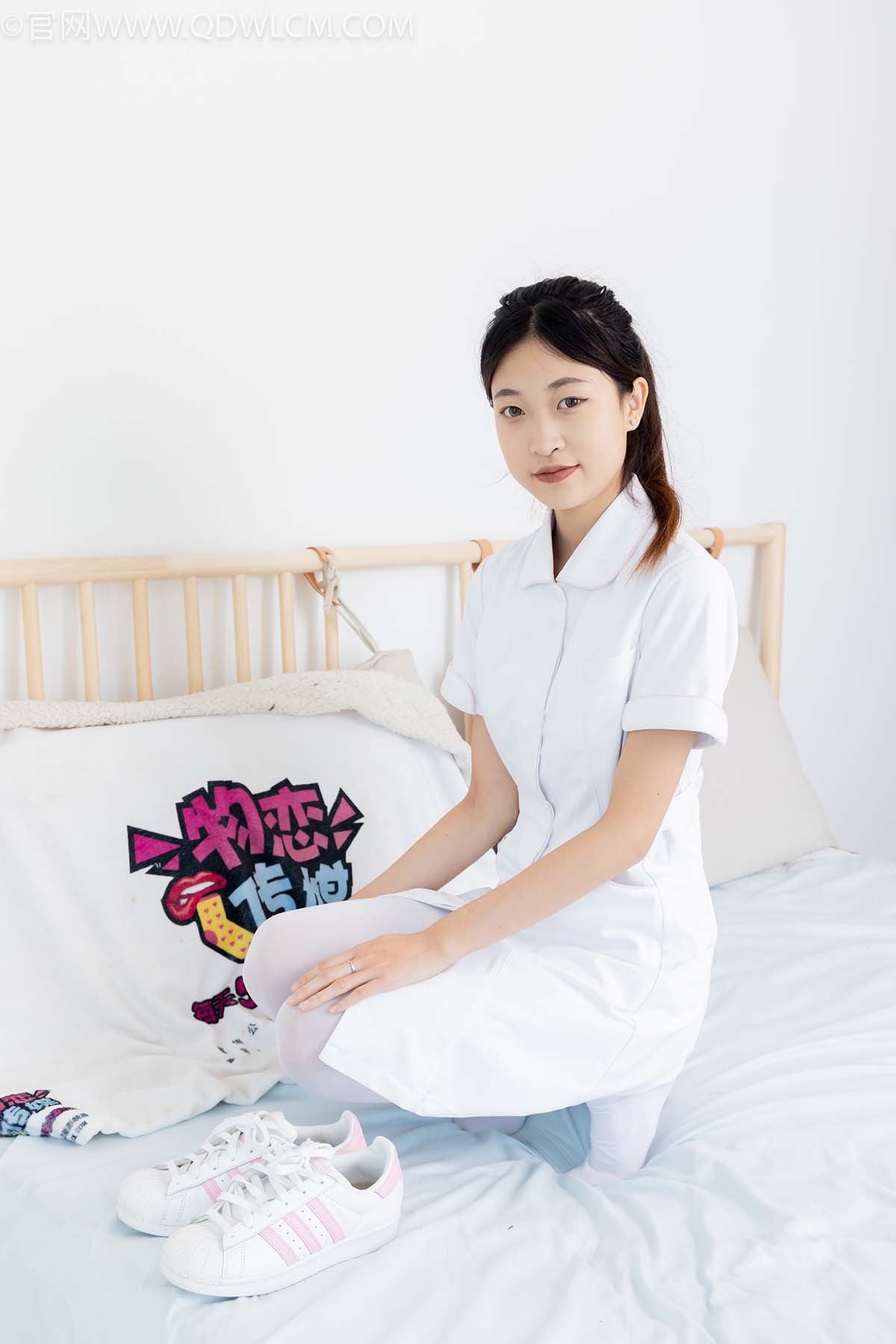 物恋传媒 NO.2450 小夏-板鞋、厚白丝 WLCM物恋传媒-第1张