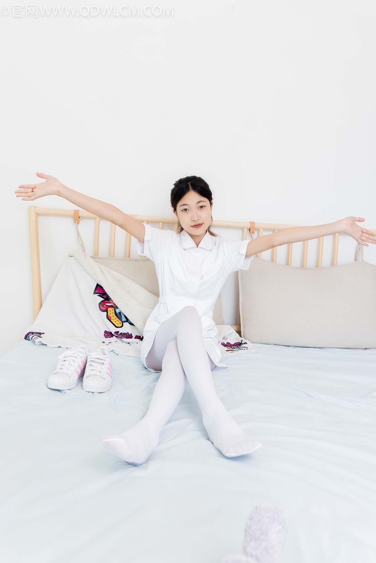 物恋传媒 NO.2450 小夏-板鞋、厚白丝 WLCM物恋传媒-第2张