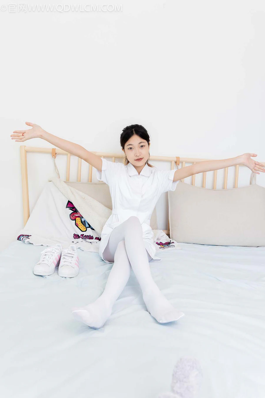 物恋传媒 NO.2450 小夏-板鞋、厚白丝 WLCM物恋传媒-第2张