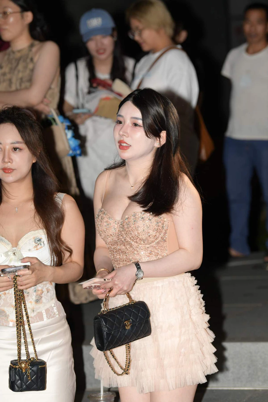 精选街拍作品 NO.4728 丰腴金色裙装 街拍-第1张