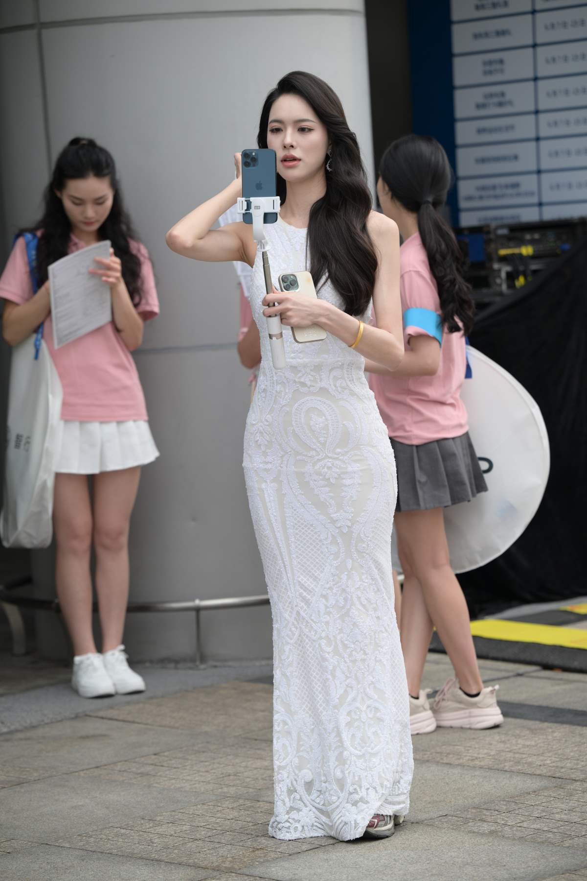 精选街拍作品 NO.4726 白裙女主持 街拍-第1张