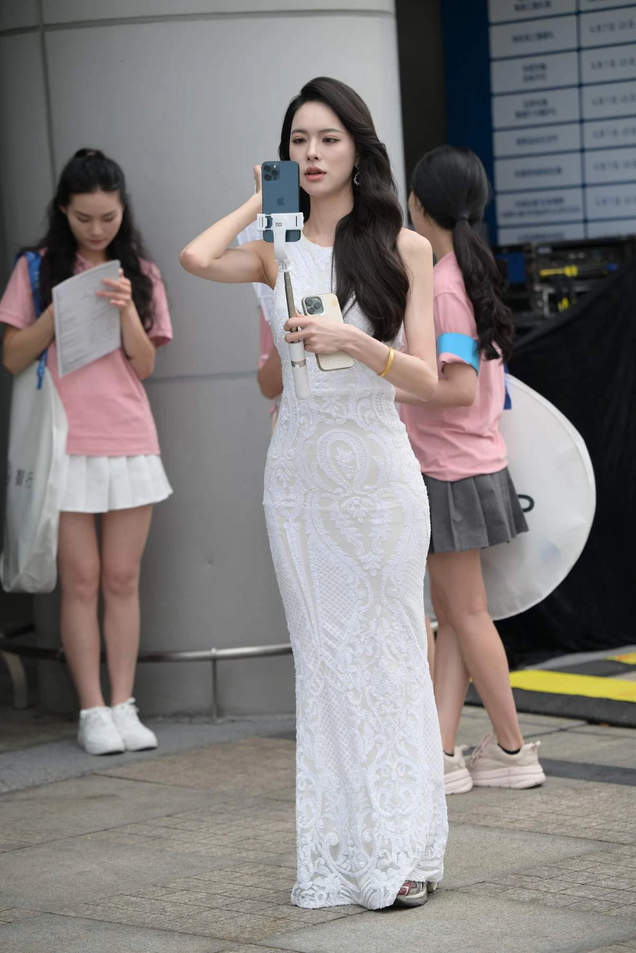 精选街拍作品 NO.4726 白裙女主持 街拍-第1张