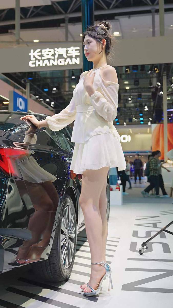 2024 广州车展 网红美女车模 beautyleg LOOKBOOK 05 街拍-第1张