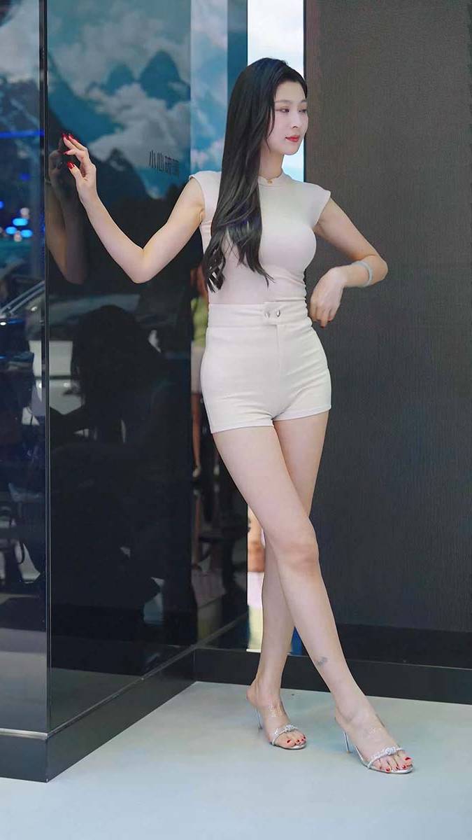 2024 广州车展 网红美女车模 beautyleg LOOKBOOK 04 街拍-第1张