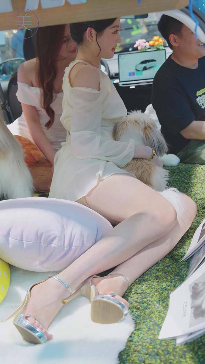 2024 广州车展 网红美女车模 beautyleg LOOKBOOK 01 街拍-第1张