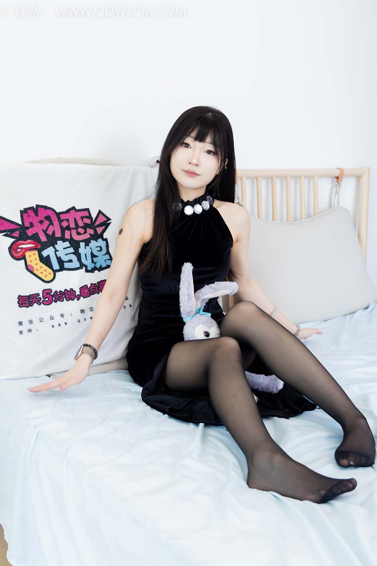 物恋传媒 NO.2453 嘟嘟-三双平底凉鞋、薄黑丝、裸足 WLCM物恋传媒-第1张