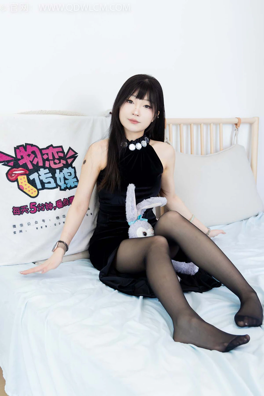 物恋传媒 NO.2453 嘟嘟-三双平底凉鞋、薄黑丝、裸足 WLCM物恋传媒-第1张