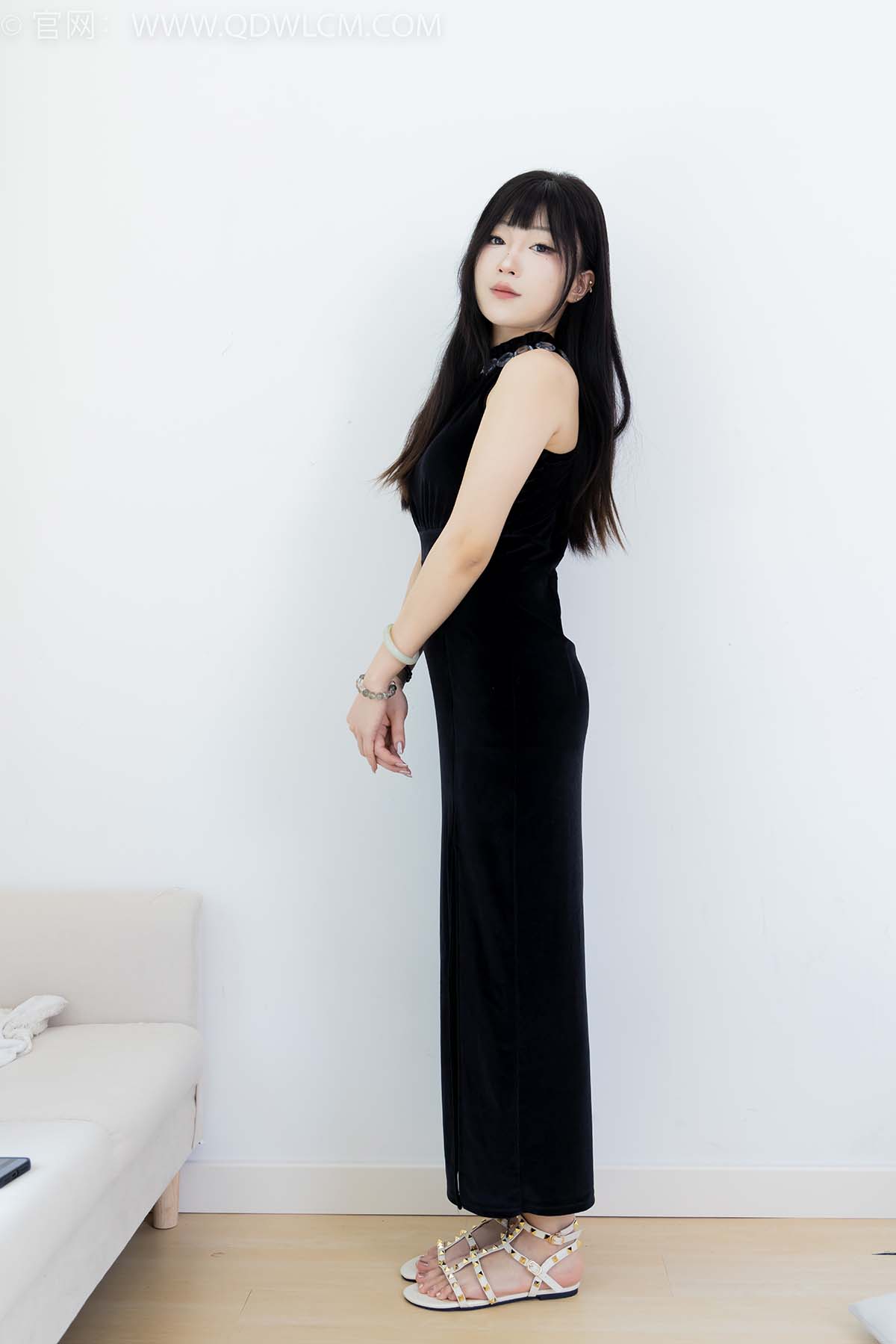 物恋传媒 NO.2453 嘟嘟-三双平底凉鞋、薄黑丝、裸足 WLCM物恋传媒-第2张