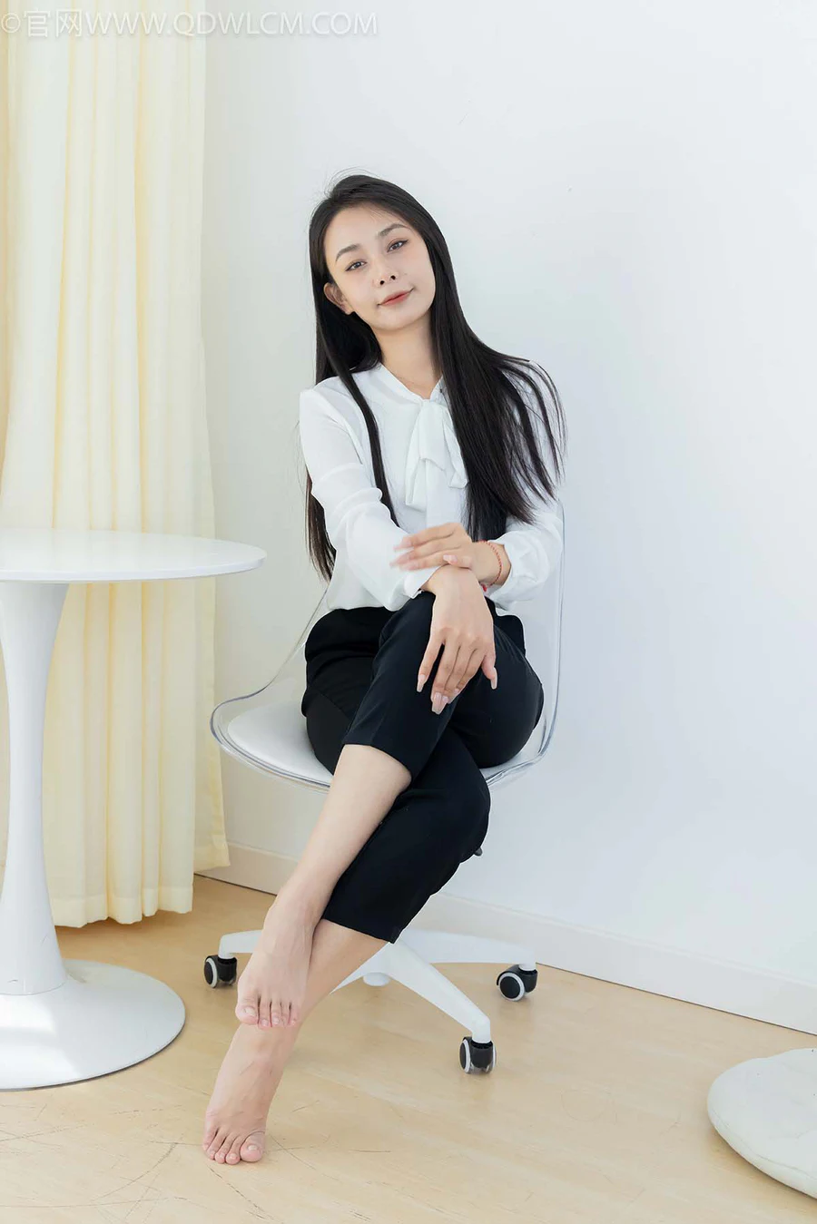 物恋传媒 NO.2451 岚岚-高跟鞋、短肉丝、裸足、剪指甲剧情 WLCM物恋传媒-第1张