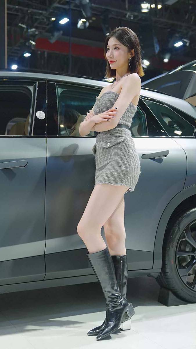 2024 广州车展 网红美女车模 beautyleg LOOKBOOK 08 街拍-第1张