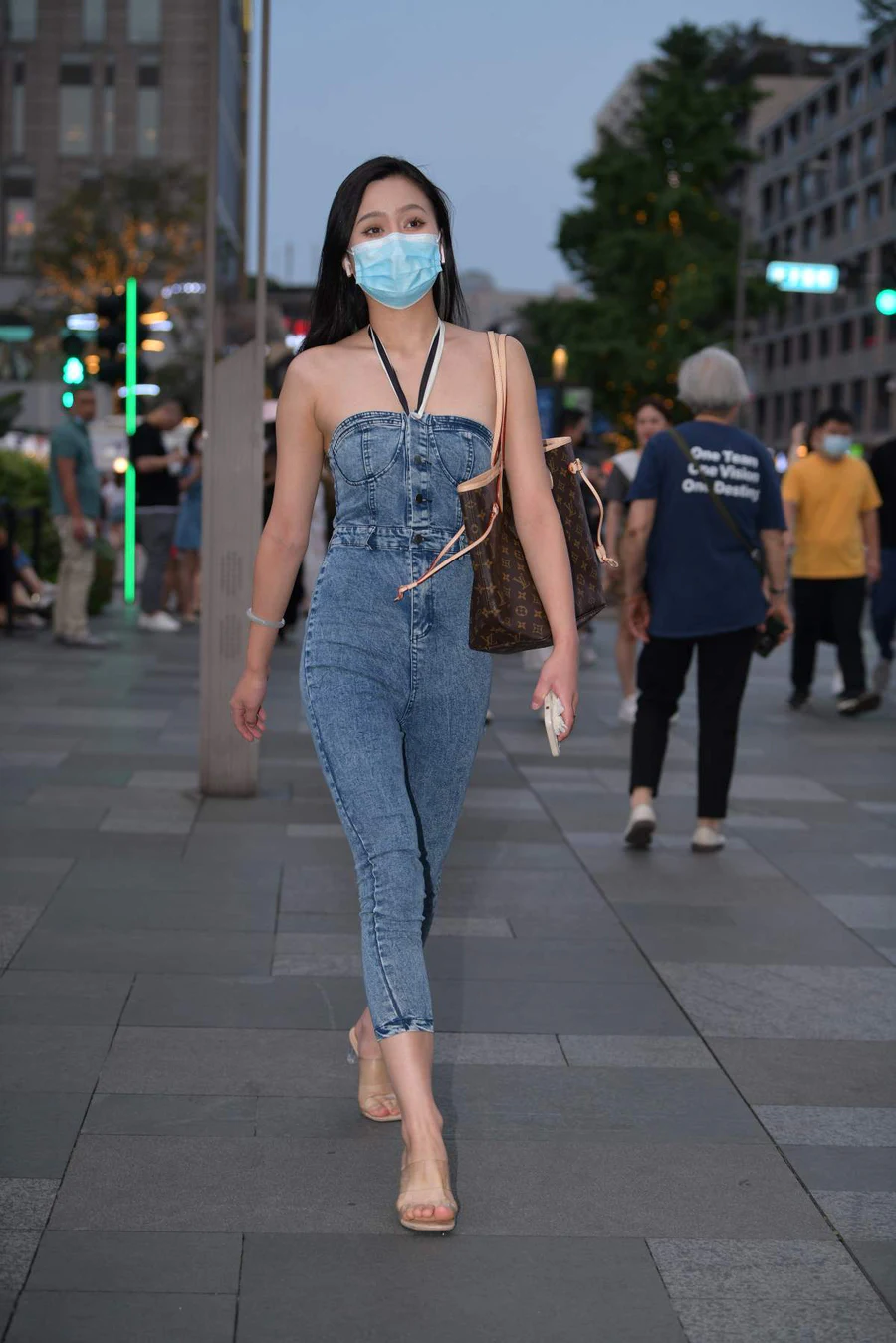 精选街拍作品 NO.4742 活力牛仔装 街拍-第1张