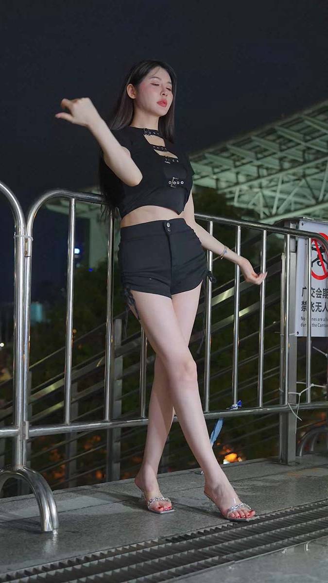 2024 广州车展 网红美女车模 beautyleg LOOKBOOK 14 街拍-第1张