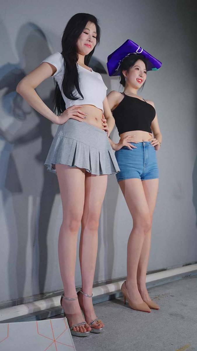 2024 广州车展 网红美女车模 beautyleg LOOKBOOK 12 街拍-第1张