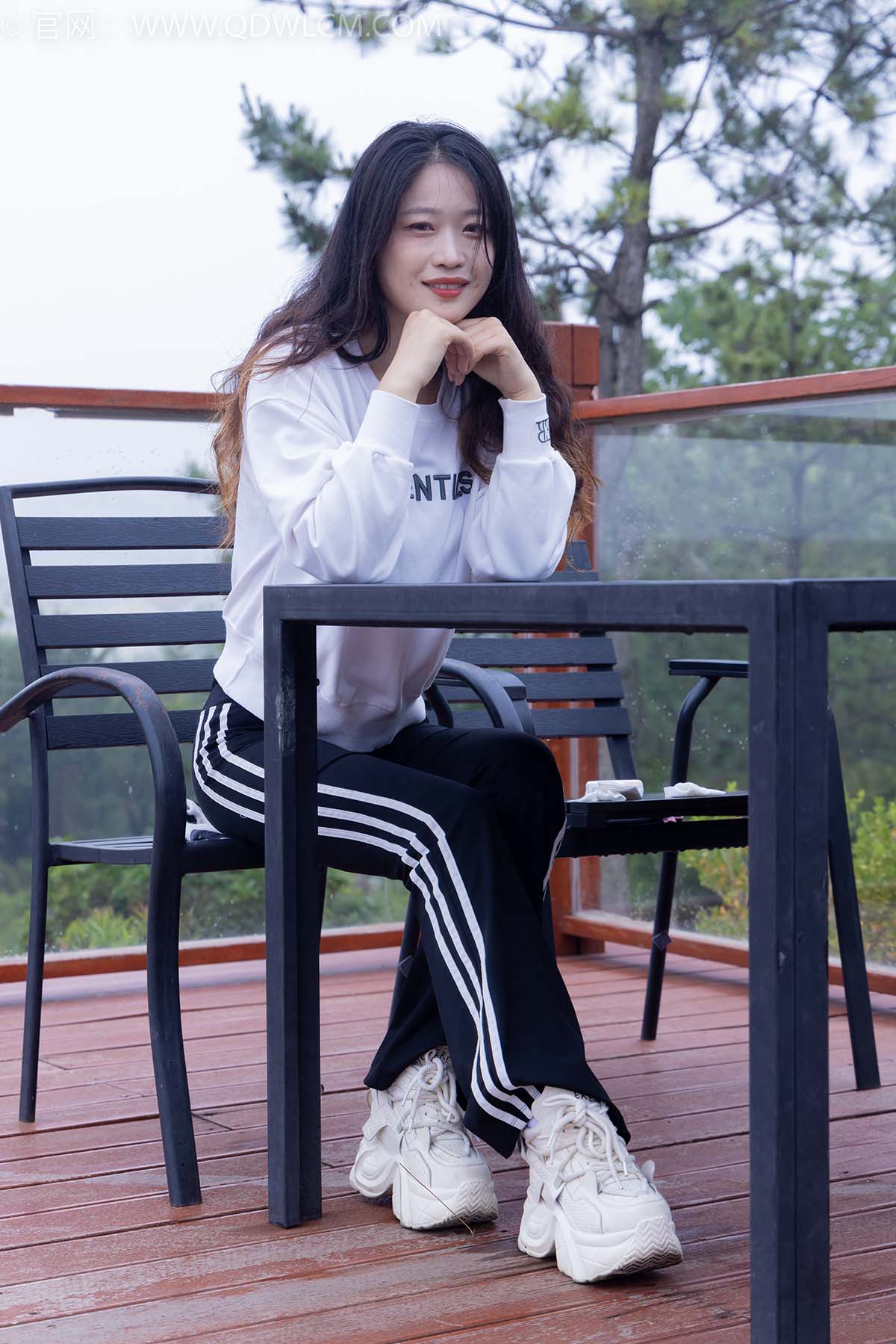 物恋传媒 NO.2458 小紫-运动鞋、白短棉袜、裸足 WLCM物恋传媒-第1张