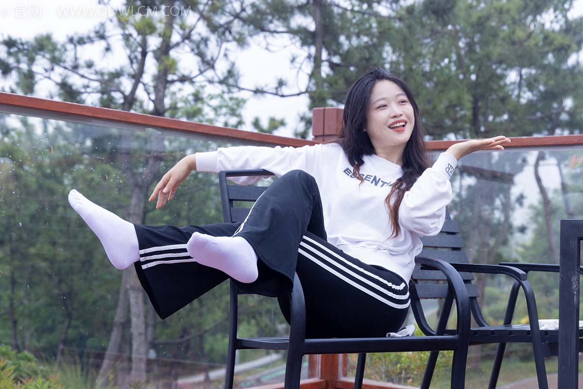 物恋传媒 NO.2458 小紫-运动鞋、白短棉袜、裸足 WLCM物恋传媒-第2张