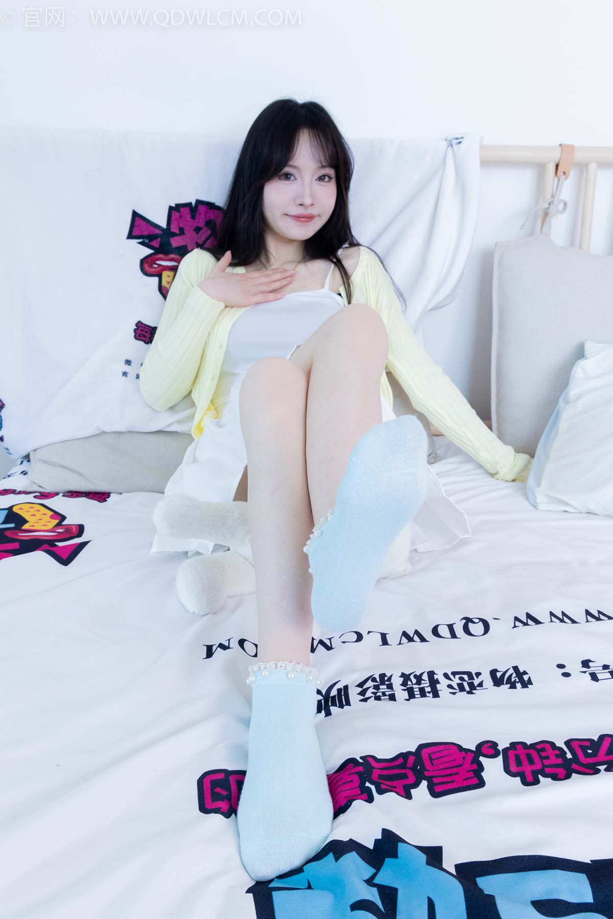 物恋传媒 NO.2457 小酒-平底鞋、浅蓝色短棉袜 WLCM物恋传媒-第1张