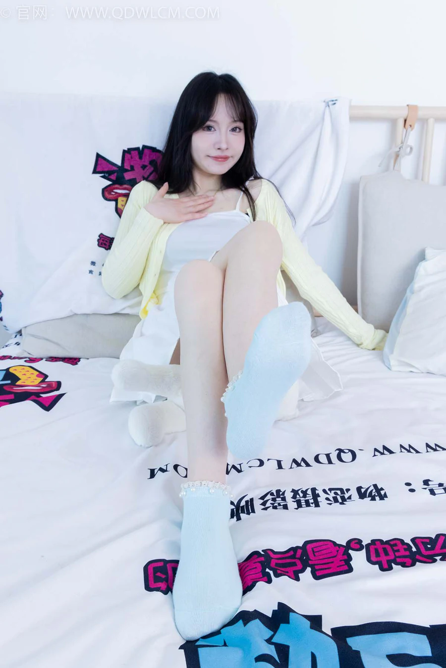 物恋传媒 NO.2457 小酒-平底鞋、浅蓝色短棉袜 WLCM物恋传媒-第1张