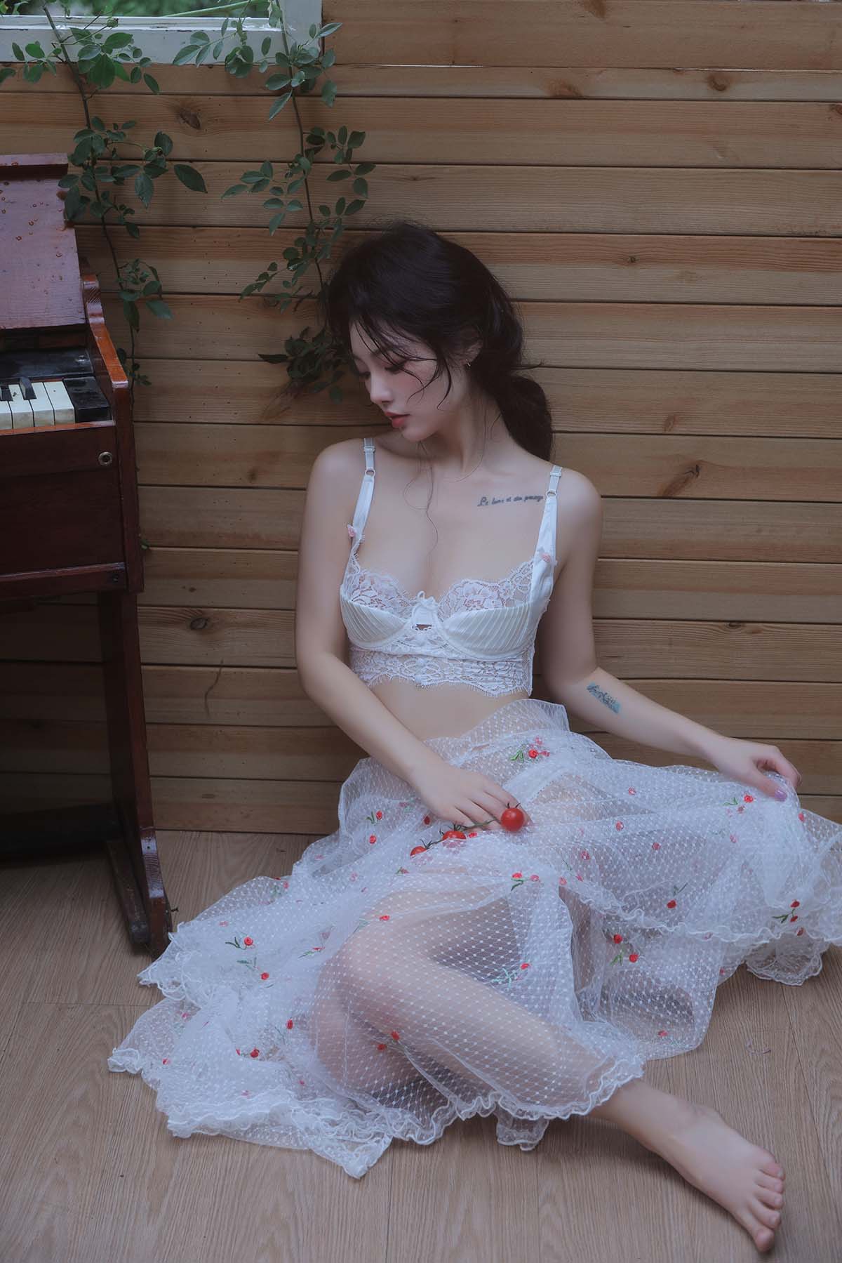 [YITUYU艺图语]2025.06.29 雨天木屋 桃良阿宅 YITUYU艺图语-第1张