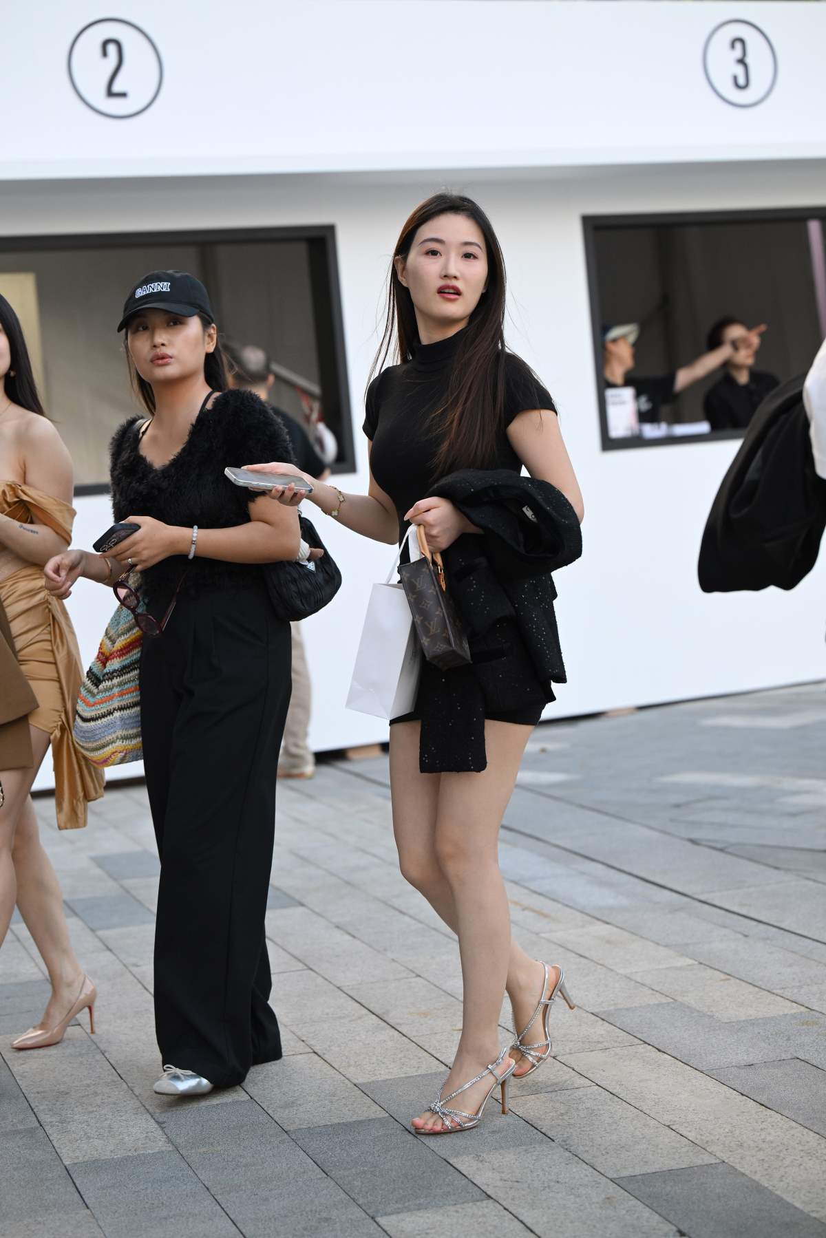 精选街拍作品 NO.4751 黑色短裙银高跟 街拍-第1张