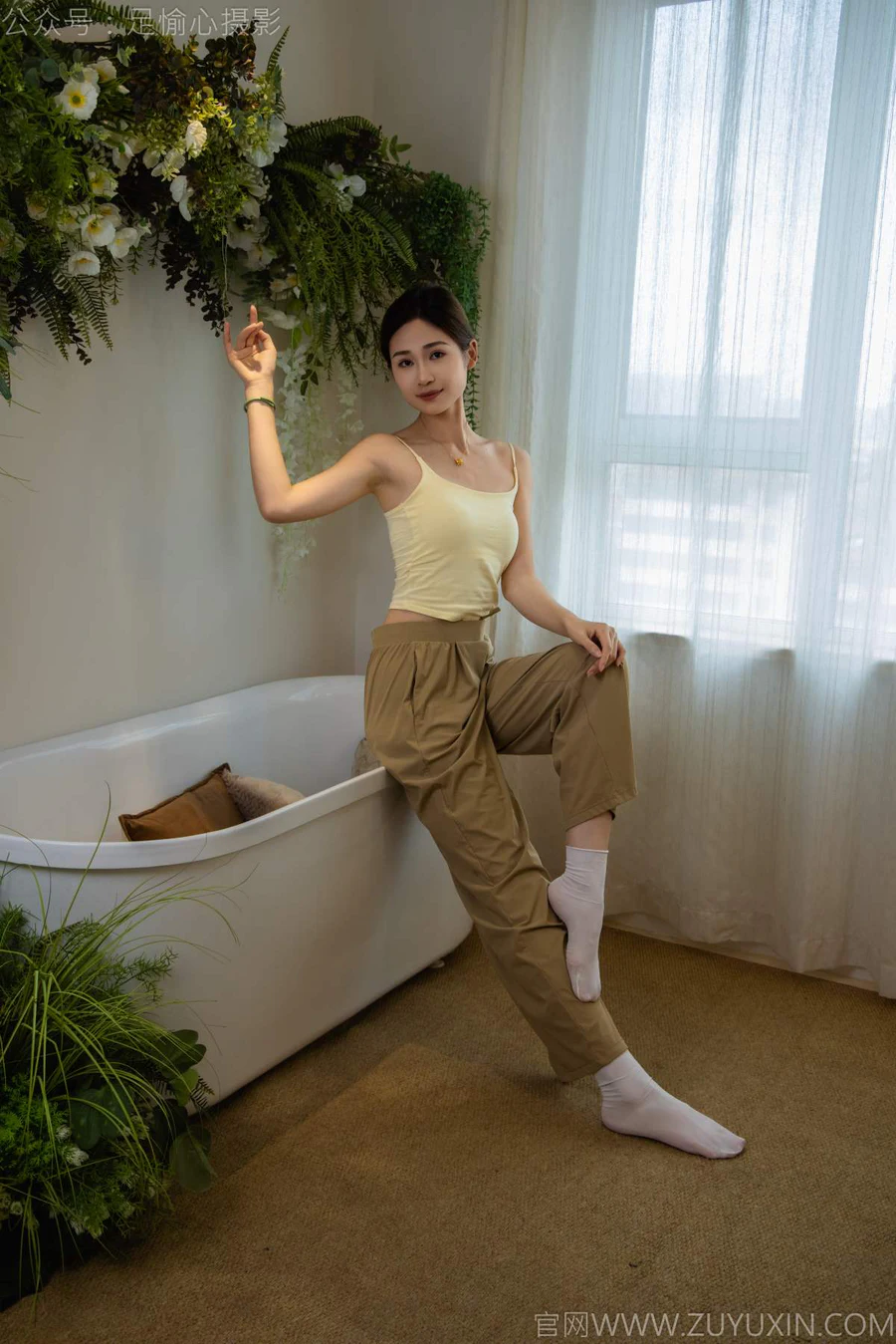 足愉心 NO.052 沐晴（搭配：白色吊带、棕色长裤、白色丝袜、运动鞋、裸足） 足愉心-第2张