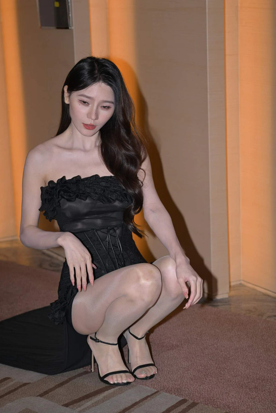 精选街拍作品 NO.4768 亮丝精致美女 街拍-第1张