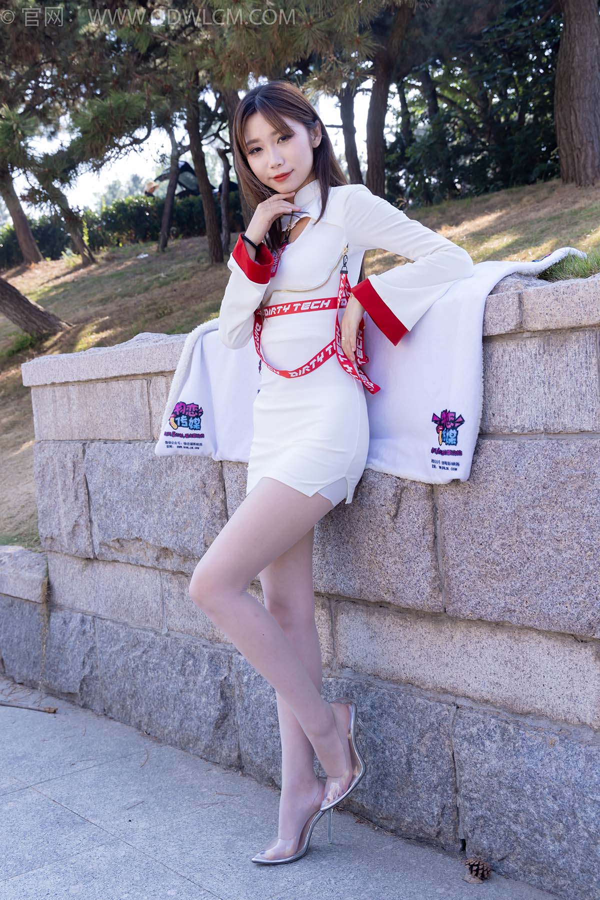 物恋传媒 NO.2471 泡泡-高跟鞋、油亮薄白丝 WLCM物恋传媒-第1张